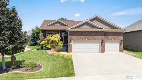 8910 S 28 St, Lincoln, NE 68516