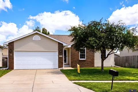 6410 Cornflower Dr, Lincoln, NE 68504