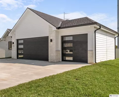 10021 S 180th Avenue Cir, Omaha, NE 68136