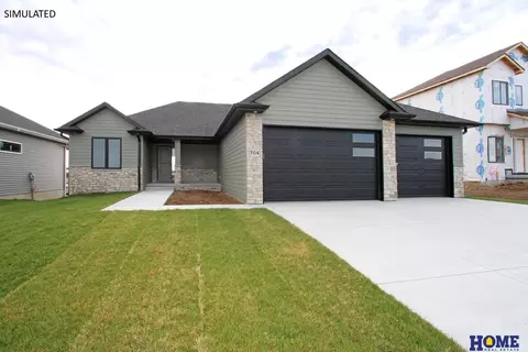 10930 Grantham Dr, Lincoln, NE 68527