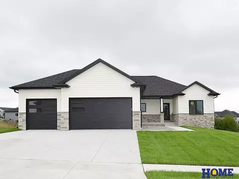 10930 Grantham Dr, Lincoln, NE 68527