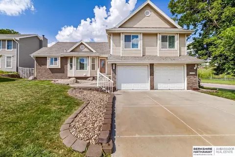 1006 Magnolia Ct, Papillion, NE 68046