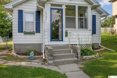 6771 Bedford Ave, Omaha, NE 68104