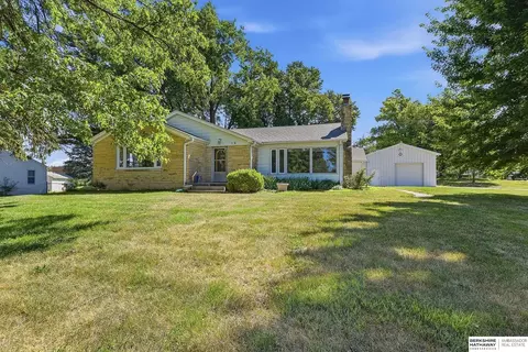 6102 Country Club Rd, Omaha, NE 68152