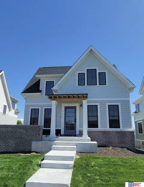 735 Penrose Dr, Lincoln, NE 68521