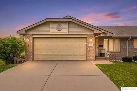 8627 Peregrine Ct, Lincoln, NE 68505