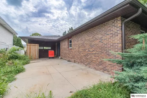 Exterior - 7200 Eagle Dr, Lincoln, NE 68507 photo 4 of 8