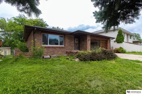 Exterior - 7200 Eagle Dr, Lincoln, NE 68507 photo 2 of 8