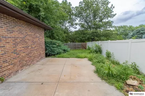 Exterior - 7200 Eagle Dr, Lincoln, NE 68507 photo 5 of 8
