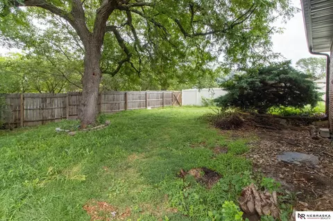 Exterior - 7200 Eagle Dr, Lincoln, NE 68507 photo 3 of 8