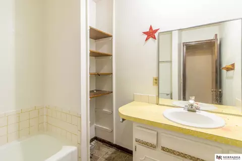 Bath - 7200 Eagle Dr, Lincoln, NE 68507 photo 2 of 3
