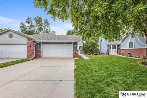 7421 Red Oak Rd, Lincoln, NE 68516