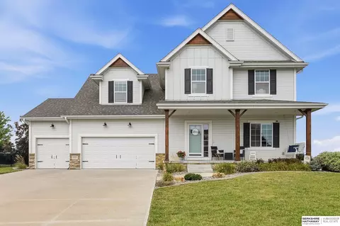 11012 Superior Dr, Papillion, NE 68046