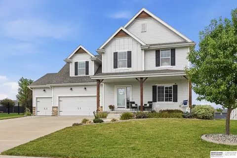 11012 Superior Dr, Papillion, NE 68046