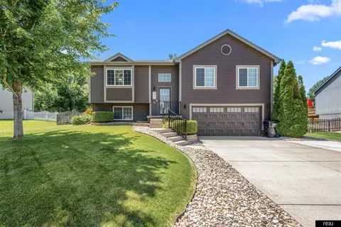 1910 Southview Dr, Papillion, NE 68046