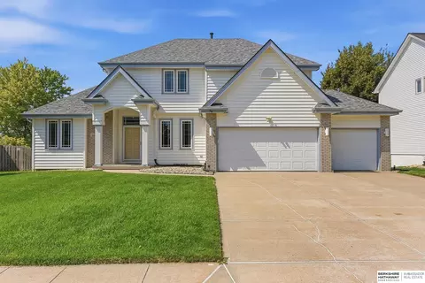 1104 Roland Dr, Papillion, NE 68046