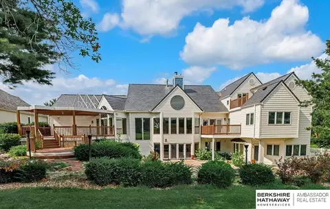 811 Western Hills Dr, Papillion, NE 68046