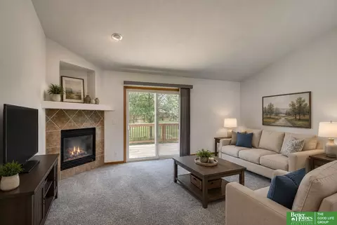 807 Edgewater Dr, Papillion, NE 68046