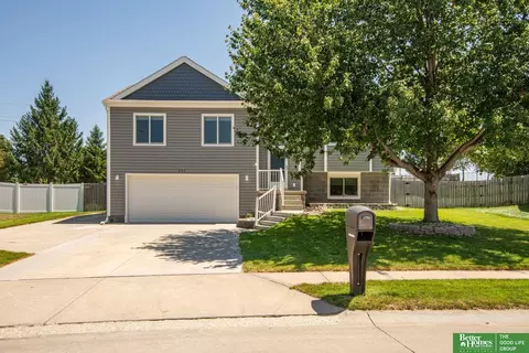 807 Edgewater Dr, Papillion, NE 68046