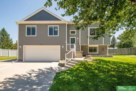 807 Edgewater Dr, Papillion, NE 68046