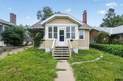 2724 Whitmore St, Omaha, NE 68112