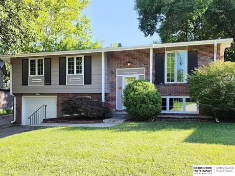 7511 Englewood Dr, Lincoln, NE 68510