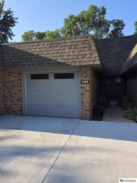 3325 Neerpark Dr, Lincoln, NE 68506