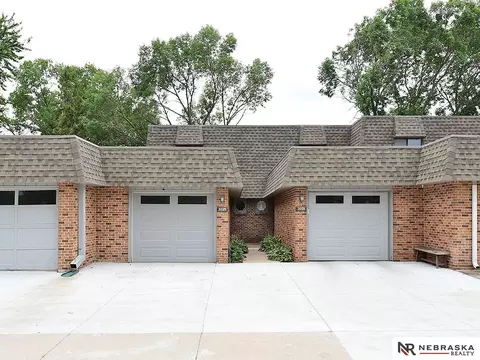 3325 Neerpark Dr, Lincoln, NE 68506