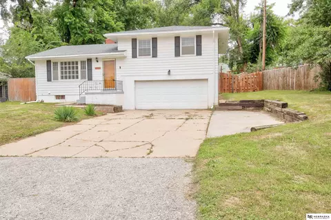 5606 Mary Plz, Omaha, NE 68152