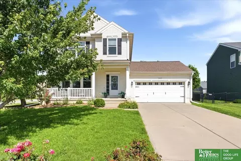 2003 Lakewood Dr, Papillion, NE 68046