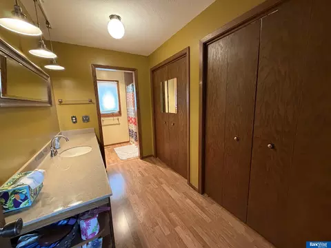 Bath - 701 W 18 Rd, Phillips, NE 68865 photo 3 of 7