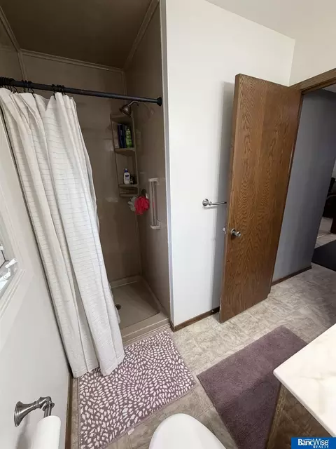Bath - 701 W 18 Rd, Phillips, NE 68865 photo 2 of 7