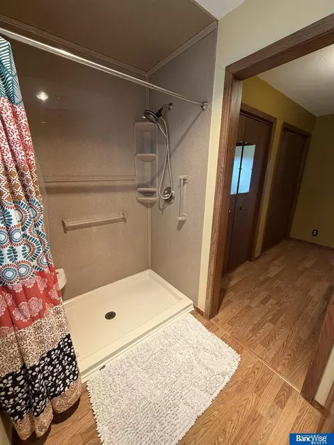 Bath - 701 W 18 Rd, Phillips, NE 68865 photo 5 of 7