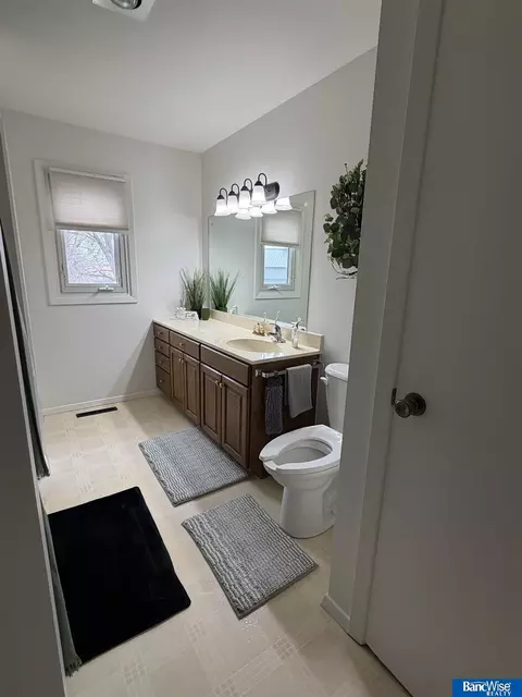 Bath - 701 W 18 Rd, Phillips, NE 68865 photo 6 of 7