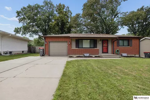 8301 Chestnut Ln, Lincoln, NE 68510