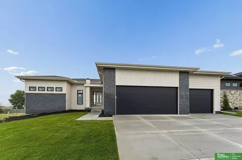 21126 Atwood Ave, Elkhorn, NE 68022