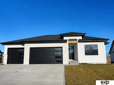 9913 Prospect St, Papillion, NE 68046