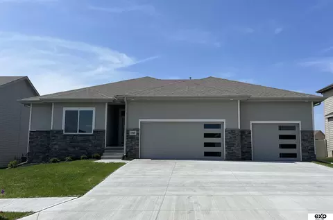 9913 Prospect St, Papillion, NE 68046