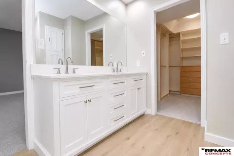 Bath - 1416 Doyle Ln, Beatrice, NE 68310 photo 2 of 4