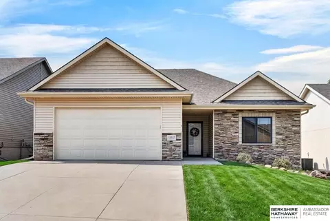 10619 Hillcrest Dr, La Vista, NE 68128
