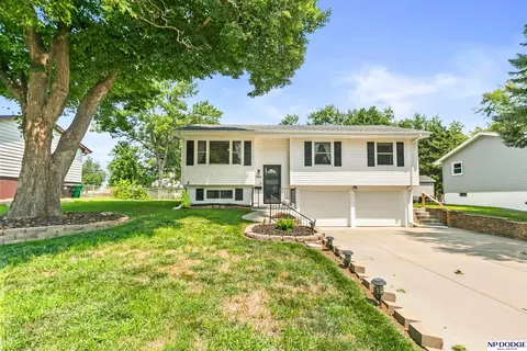7211 Pine Dr, La Vista, NE 68128