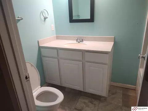Bath - 1609 Washington St, Beatrice, NE 68310 photo 4 of 5