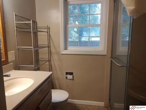 Bath - 1609 Washington St, Beatrice, NE 68310 photo 2 of 5