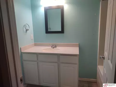 Bath - 1609 Washington St, Beatrice, NE 68310 photo 3 of 5