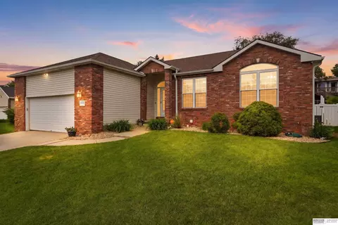 8233 Mackenzie Rd, Lincoln, NE 68505