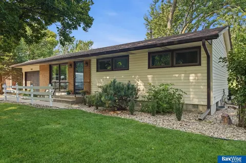 921 Sycamore Dr, Lincoln, NE 68510