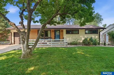 921 Sycamore Dr, Lincoln, NE 68510