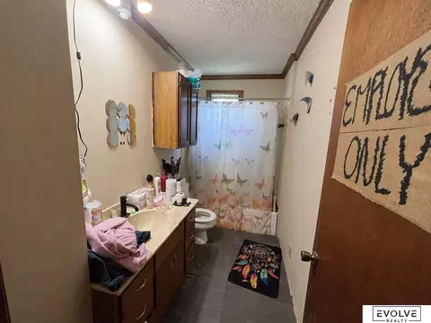 Bath - 716 N 10th St, Beatrice, NE 68310 photo 1 of 1