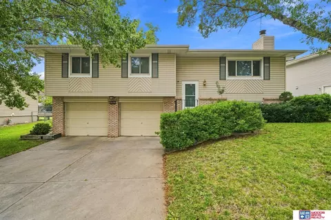 5805 S 41st St, Lincoln, NE 68516
