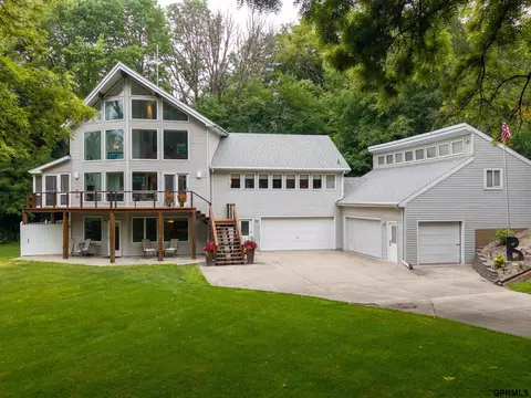 16514 Dixon Dr, Honey Creek, IA 51542